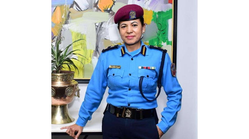 महोत्सव आयोजकले अटेर गरेपछि डीएसपीको एक्शन, मञ्चमा चढेर काटिदिइन् माइकको लाइन