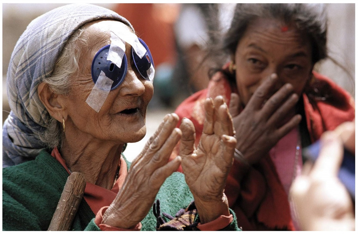 ९० वर्षको उमेरमा दुवै आँखाले देख्न थालेपछि...