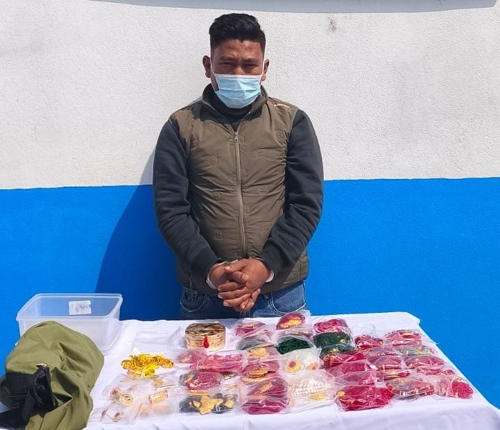 ठुलो परिमाणमा अवैध सुनका गहनासहित स्वयम्भूबाट एक जना पक्राउ
