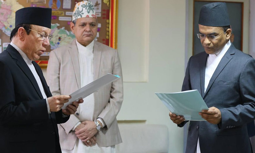 गभर्नर पौडेलले प्रधानन्यायाधीशसँग शपथ लिए, अर्थमन्त्रीलाई भेट गरे