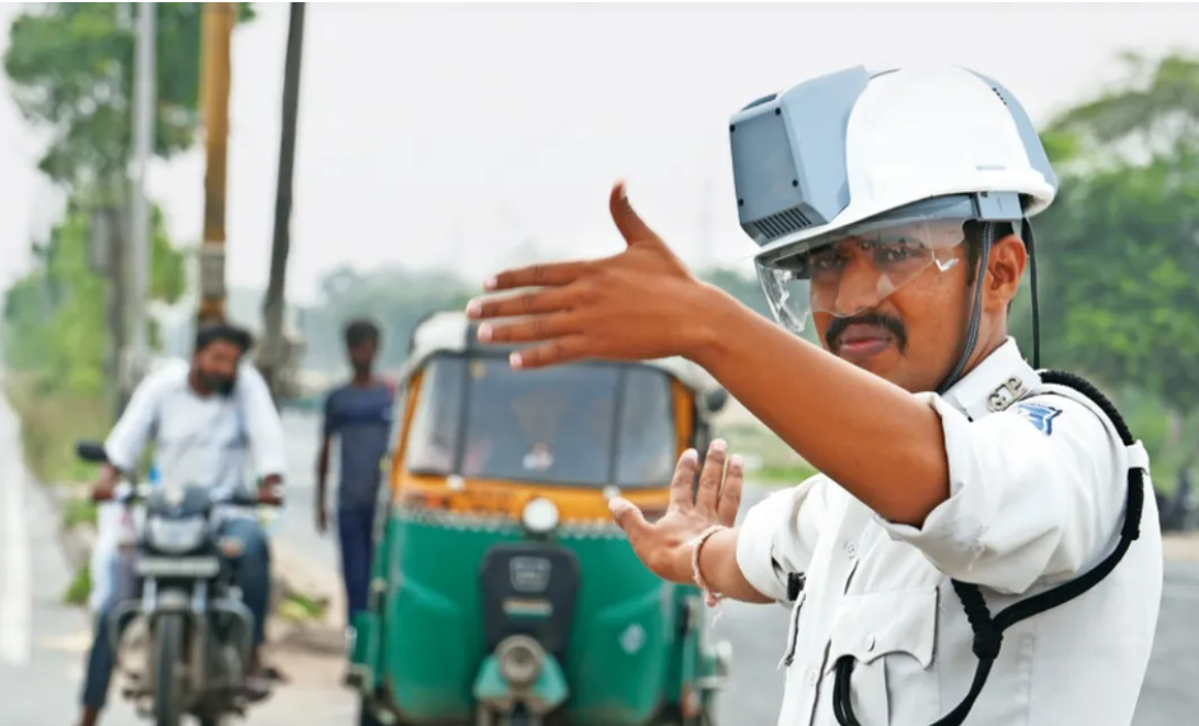 भारतीय ट्राफिक प्रहरीलाई वातानुकूलित हेल्मेट दिइने