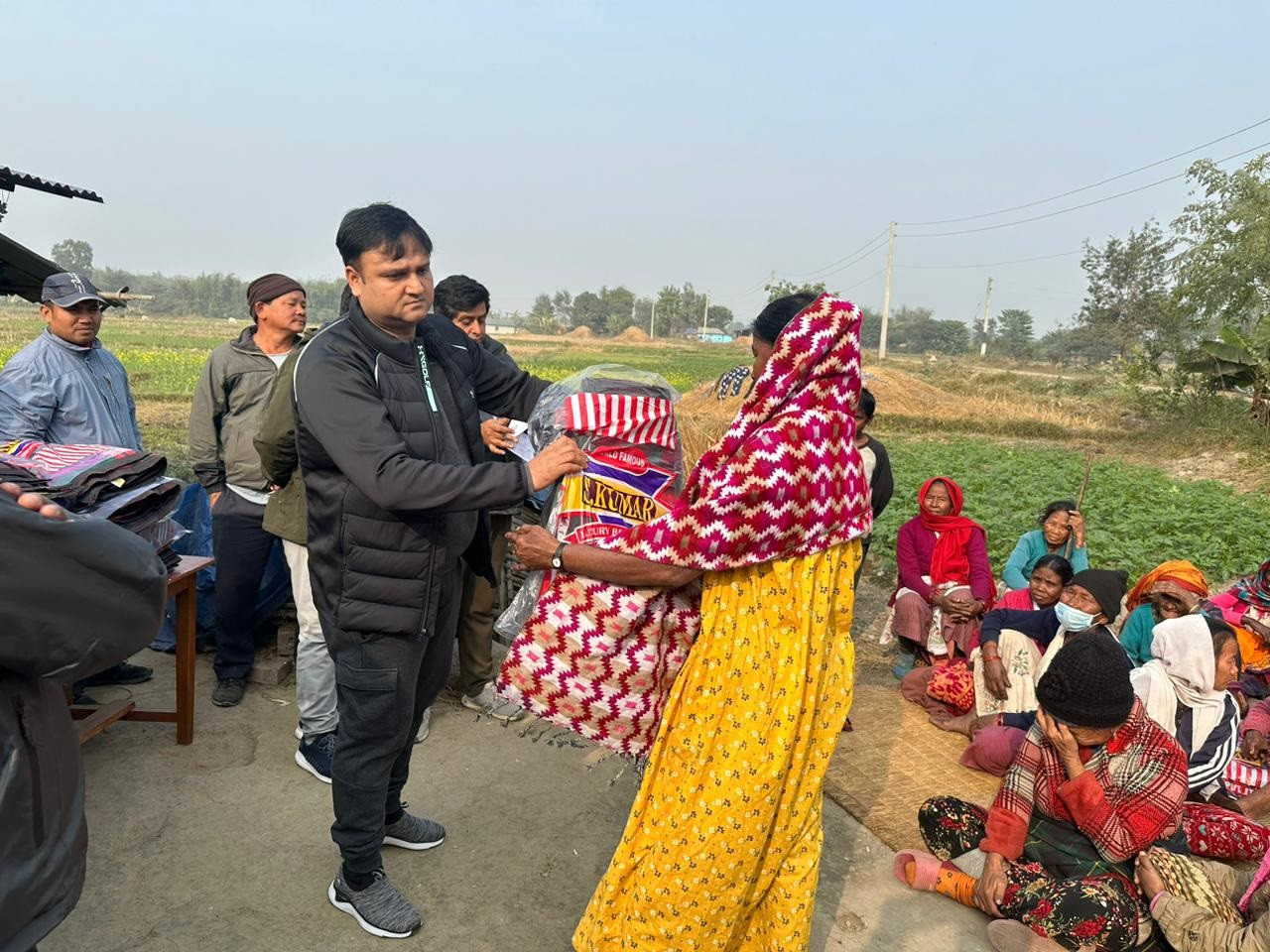 जीवन आचार्यद्वारा सांसद तलब सुविधाबाट निर्वाचन क्षेत्रका २५५ जनालाई कम्बल वितरण