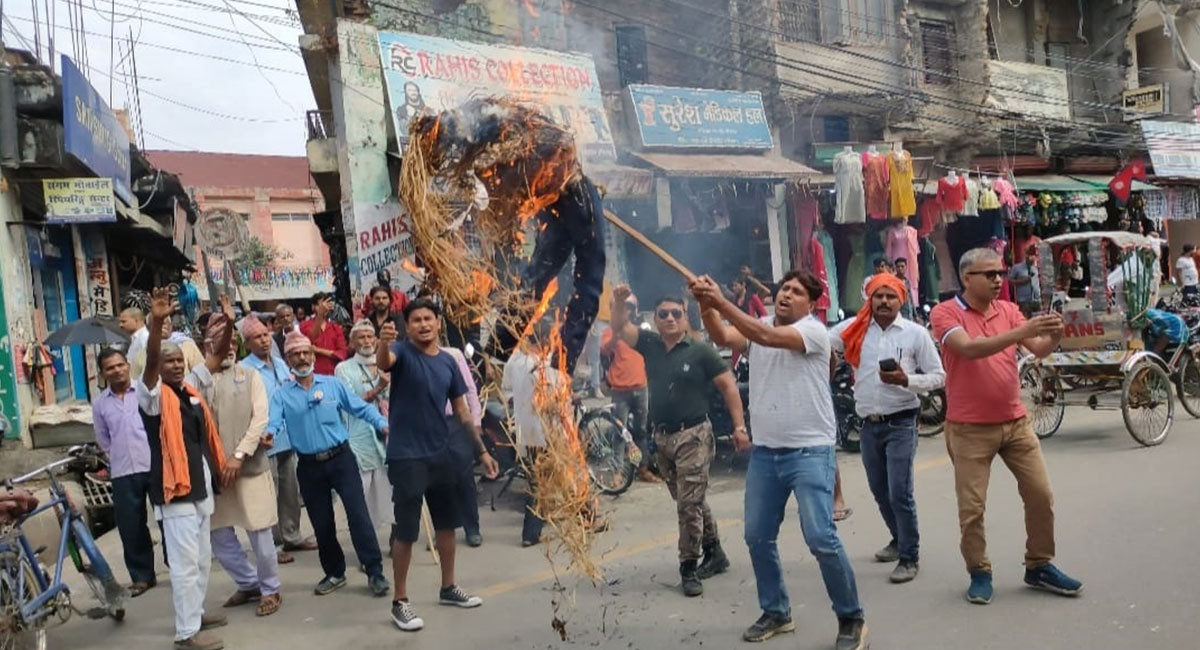 वीरगन्जमा केपी ओलीको पुत्ला जलाइयो