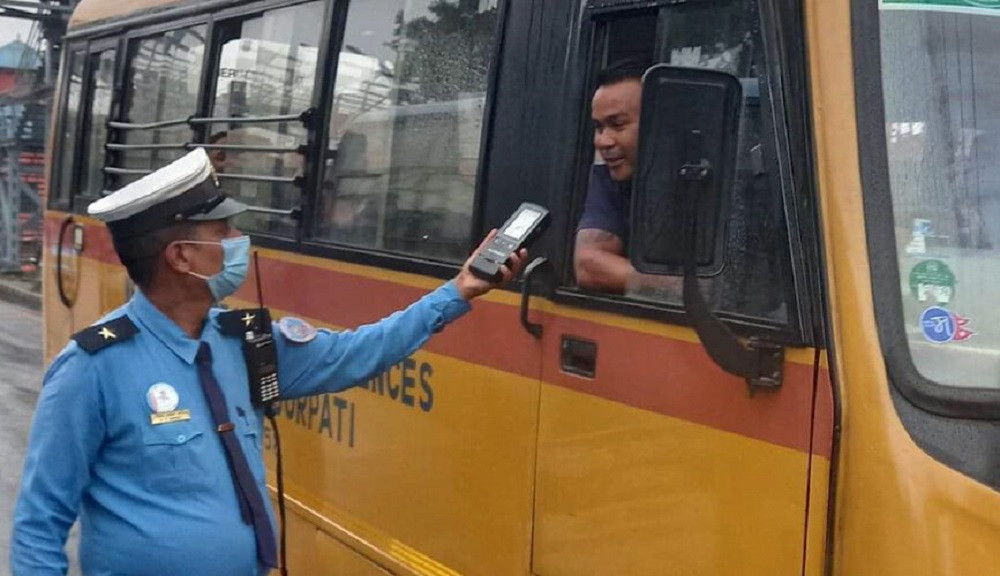 मदिरा पिएर स्कुल बस चलाउने चालक पक्राउ