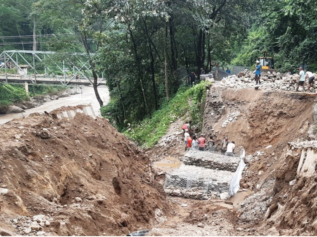 विभिन्न राजमार्गका पाँच खण्ड पूर्ण अवरुद्ध, आठ सडकमा एकतर्फी सञ्चालन