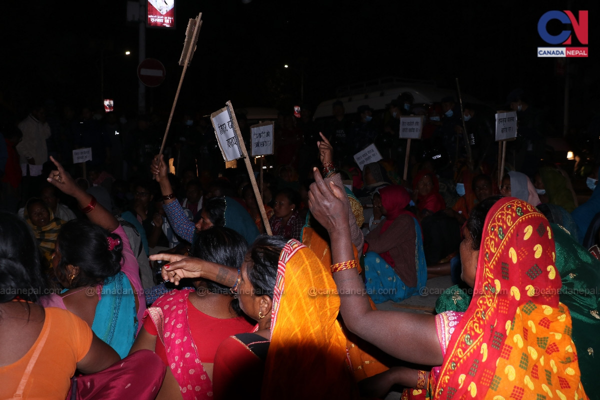 मिटरव्याज पीडितले मानेनन् बालेनको आग्रह, खुल्लामञ्च बाहिरै रात कटाउने [तस्बिर कथा]