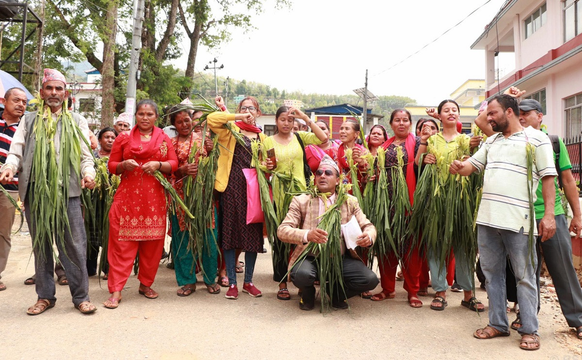 बाँदर आतङ्क नियन्त्रण गर्ने माग राख्दै संसद् भवन अगाडि प्रदर्शन