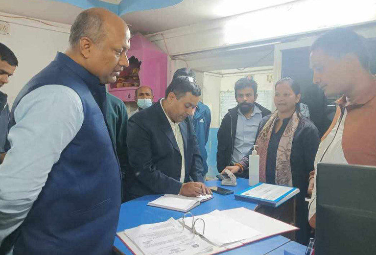 बिरामी बचाउन हैन, कमिशनमा चल्छन् मधेसका निजी अस्पतालः जब मुख्यमन्त्री एम्बुलेन्स चालक बने