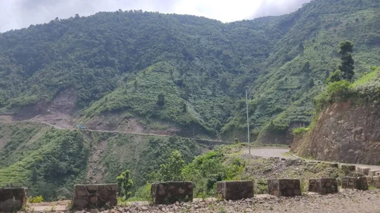 पहिरोले नवलपुरका पहाडी क्षेत्रमा यातायात अवरुद्ध