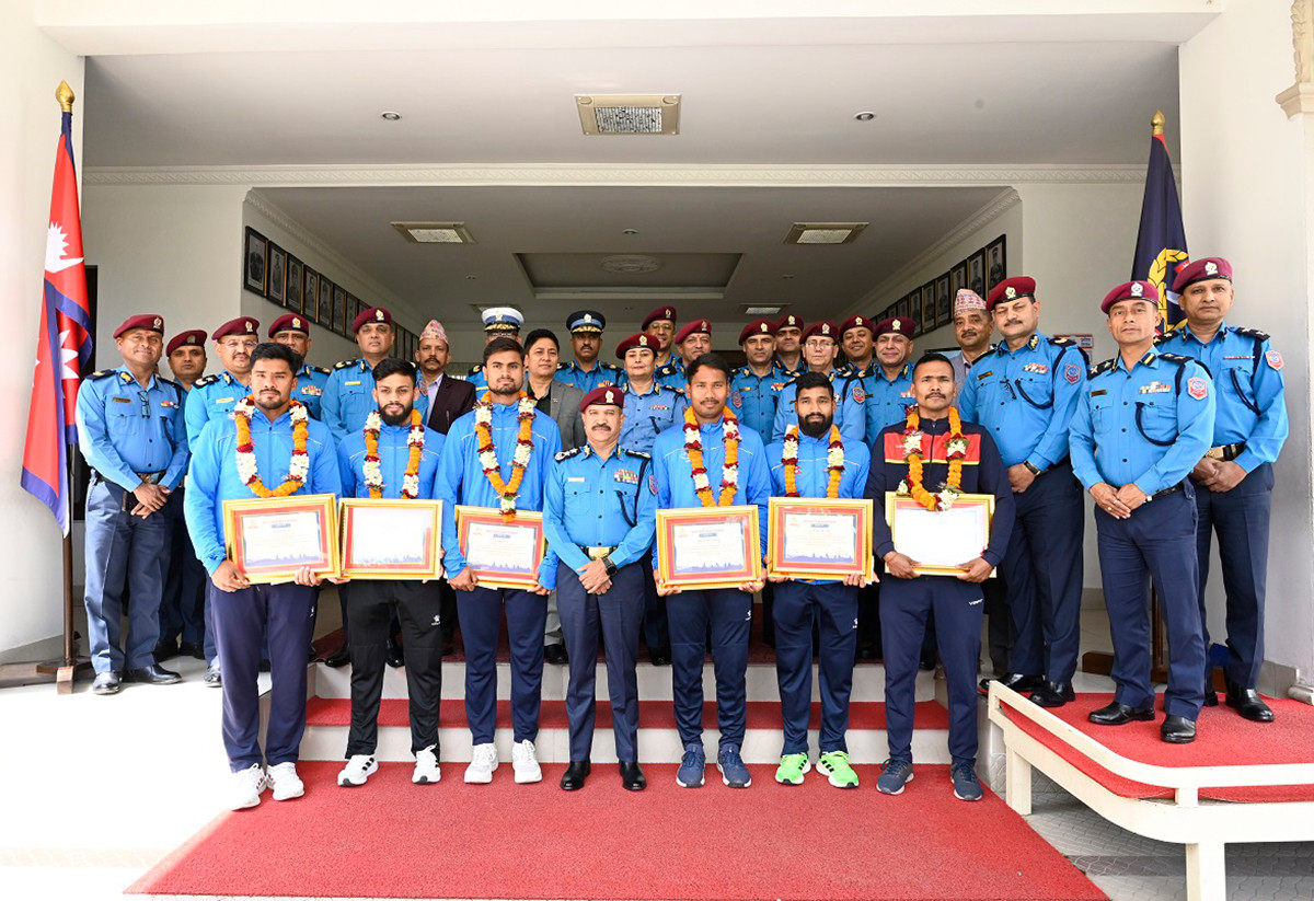 नेपाल प्रहरीद्वारा क्रिकेट खेलाडीलाई सम्मान