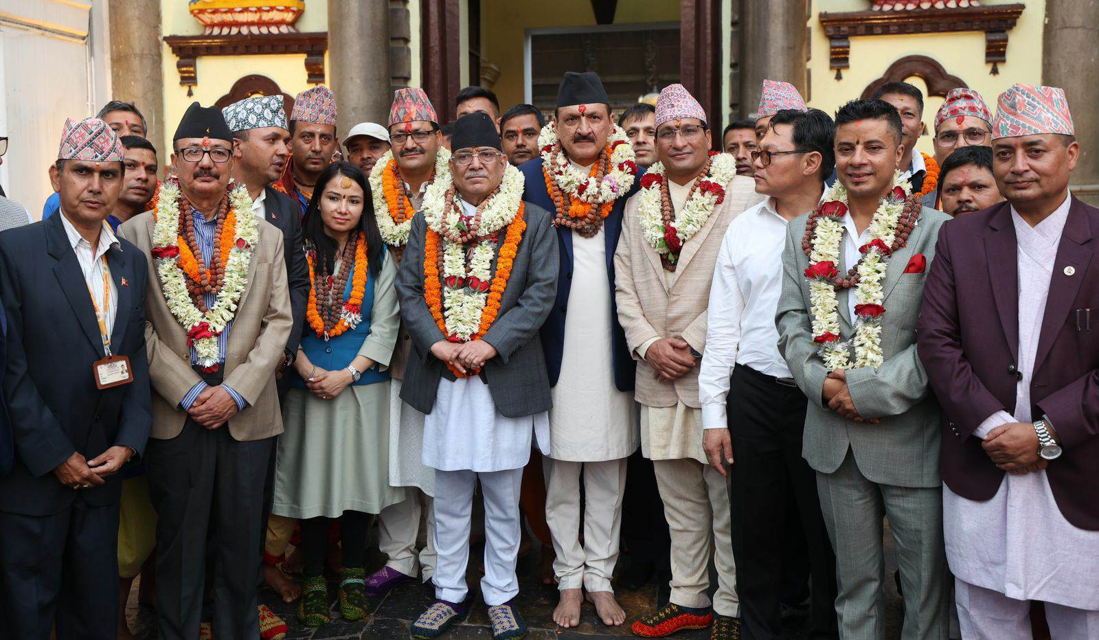 प्रधानमन्त्री दाहालले गरे पशुपतिनाथको दर्शन (तस्वीरहरु)