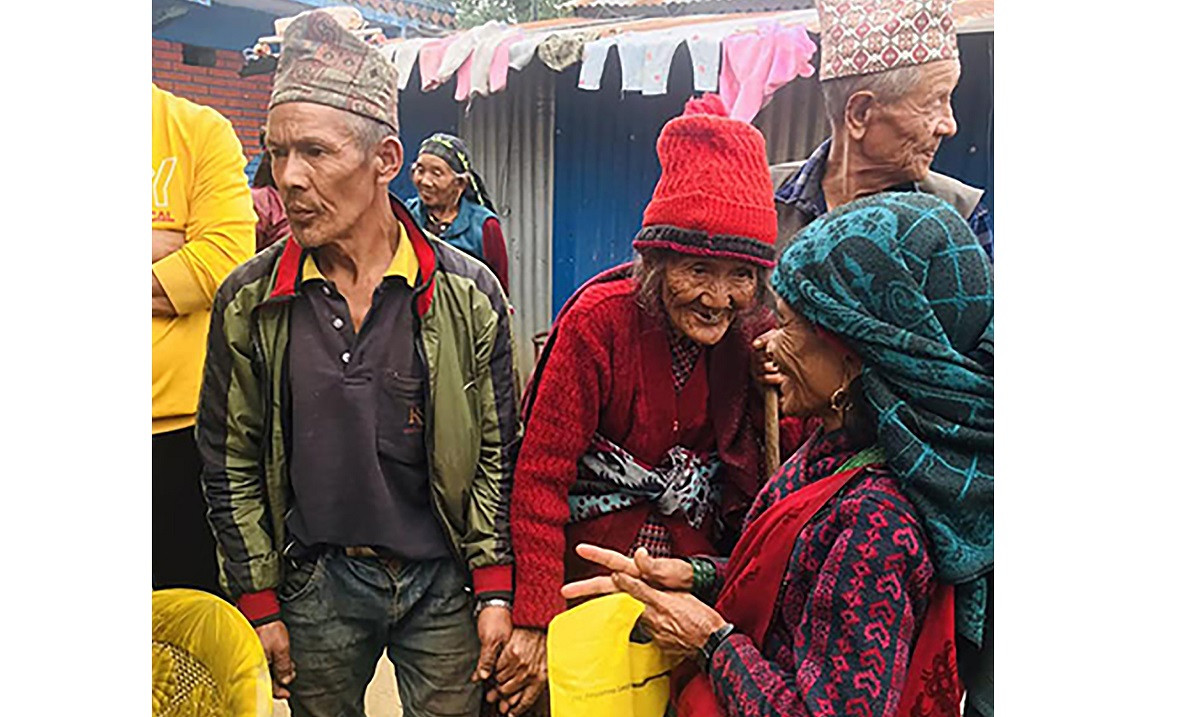 भत्ता बुझेपछि प्रसन्न मुद्रामा वृद्धवृद्धा