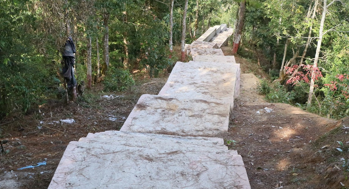 मझुवागढीमा निर्माण गरिएको पदमार्ग मापदण्डविपरित