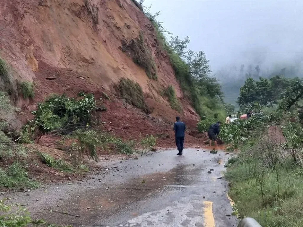 पहिरोले अरनिको र हेलम्बु राजमार्ग अवरुद्ध