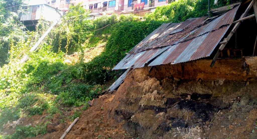 काभ्रेको तेमालमा १२ बेपत्ता, पहिरोमा पुरिएका ४ जनाको शव निकालियो