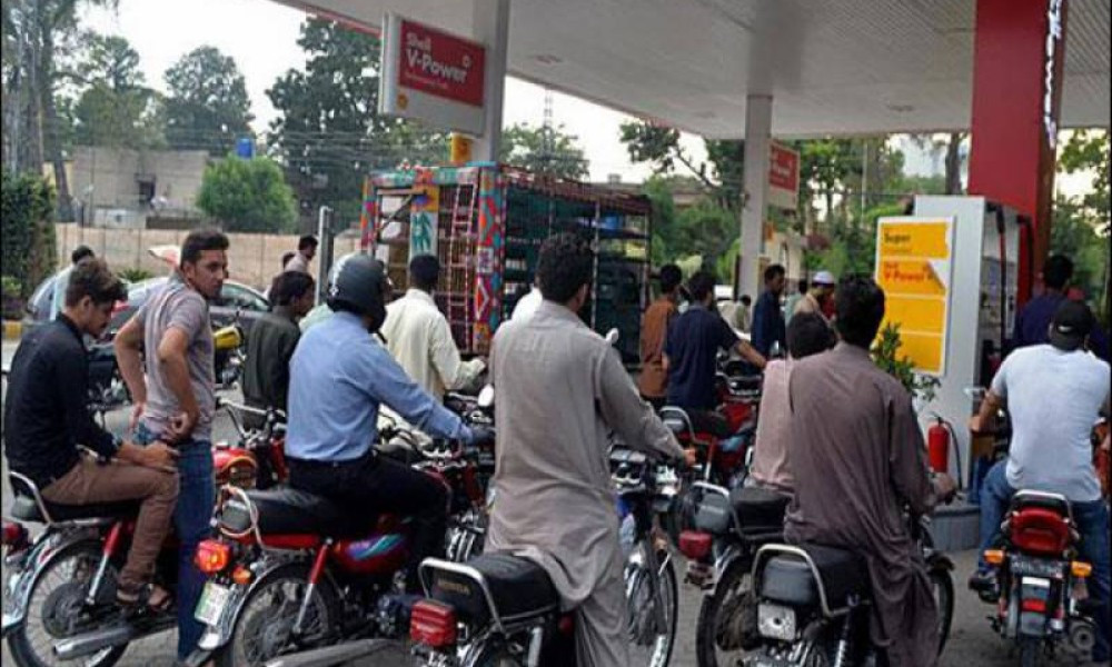 पाकिस्तानमा १ लिटर पेट्रोलको मूल्य २७२ रुपिया !