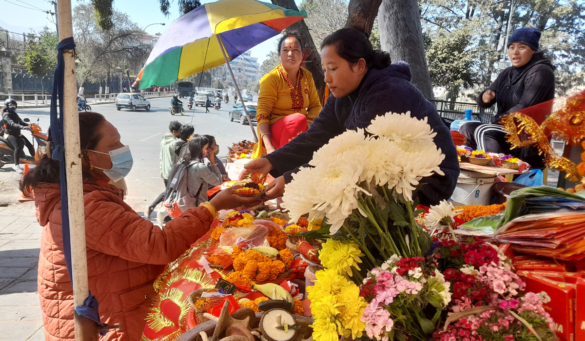 पूजा सामग्री बिक्रीबाट मासिक ७० हजारसम्म आम्दानी