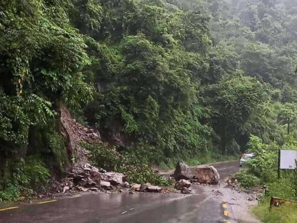 सुक्खा पहिरो खस्दा पृथ्वी राजमार्ग अवरुद्व