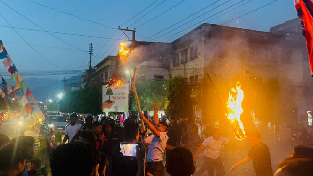 अनेरास्ववियुद्वारा हेटौँडामा राष्ट्रपति र प्रधानमन्त्रीको पुत्ला दहन