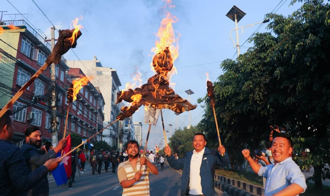 एमालेनिकट युवा संघले जलायो राष्ट्रपति र प्रधानमन्त्रीको पुत्ला 