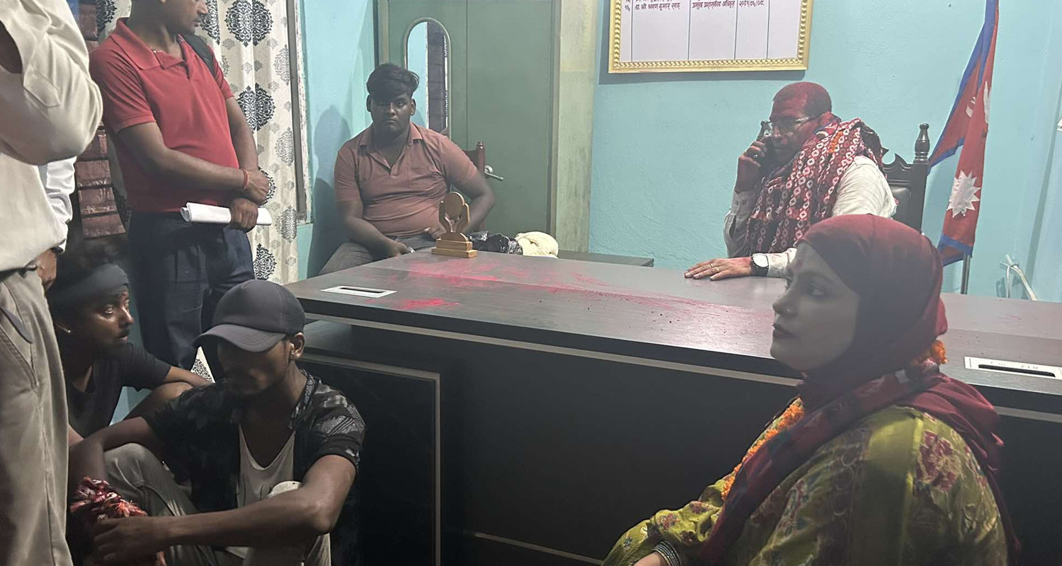 राजविराज नगरपालिकामा नयाँ तमासाः कार्यबाहक मेयरलाई कार्यालयमा थुनियो