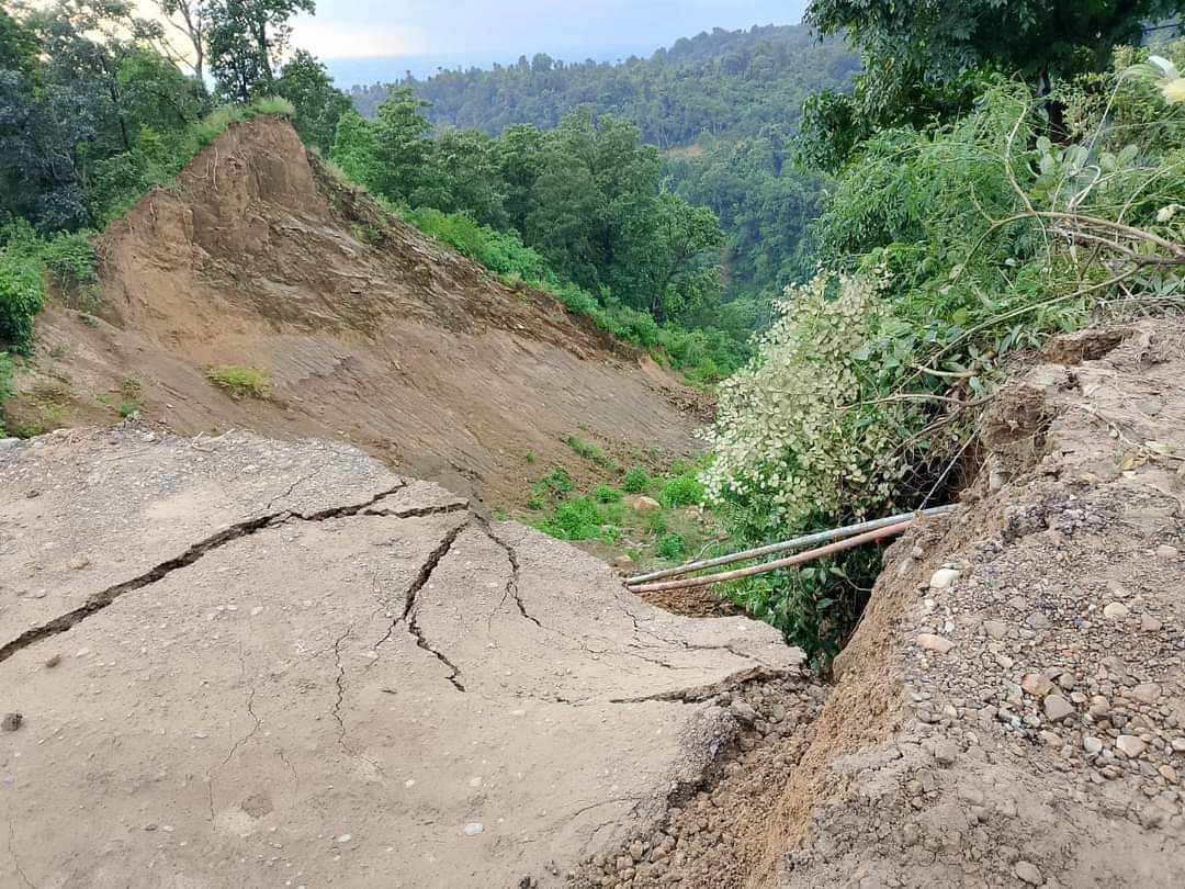 दाउन्नेमा सडक भासियो, हाइटेन्सन लाइनको पोल ढल्यो, सडक अवरुद्ध