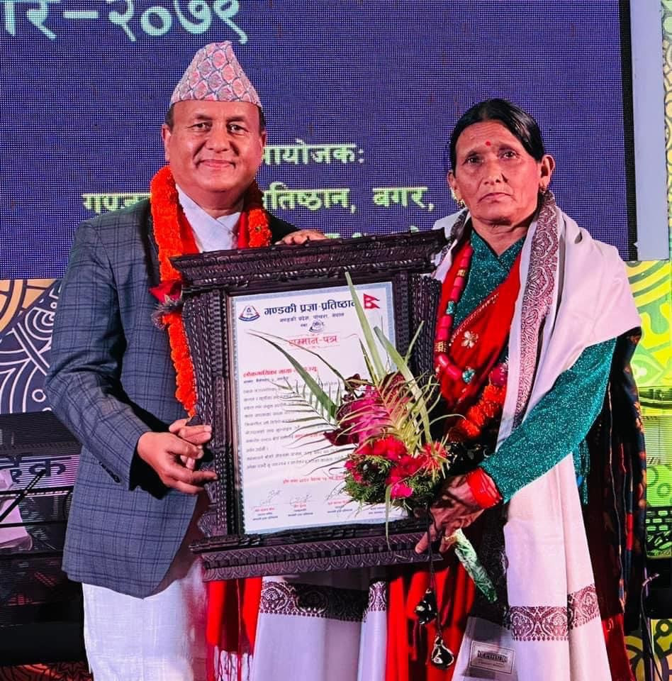लोकगायिका माया गुरुङ सम्मानित