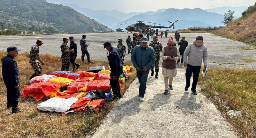 राहत सामग्रीसहित उपप्रधानमन्त्री खड्का रुकुम पश्चिममा