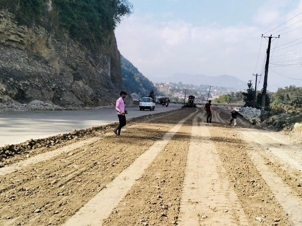 हरिचोक-याम्दी सडक स्तरोन्नतिको काम तीव्र गतिमा हुँदै