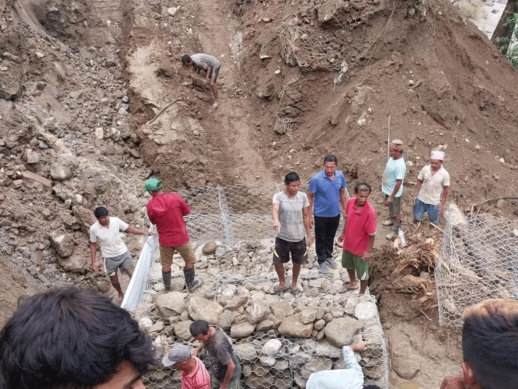 पुनःपहिरो खसेपछि रोकियो मेची राजमार्गको मर्मतसम्भार