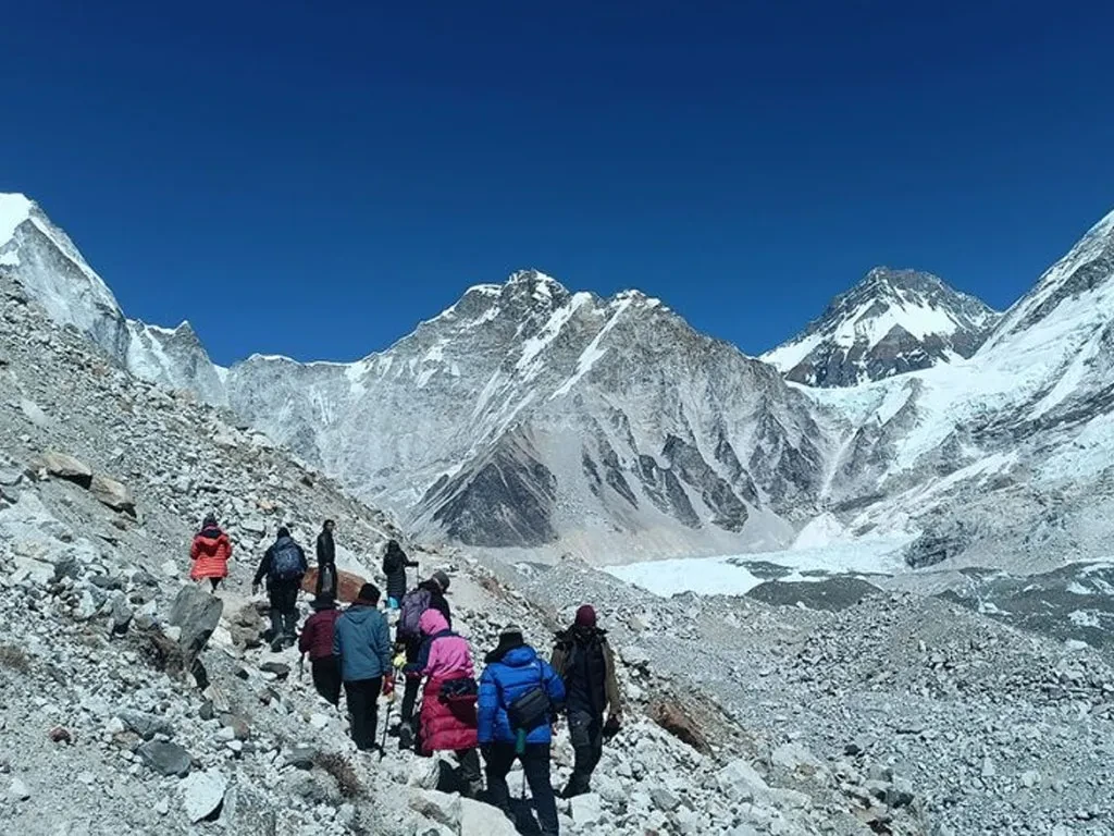सगरमाथा आरोहणको तयारी तीब्र, बाटो बनाउन ‘आइसफल डाक्टर’