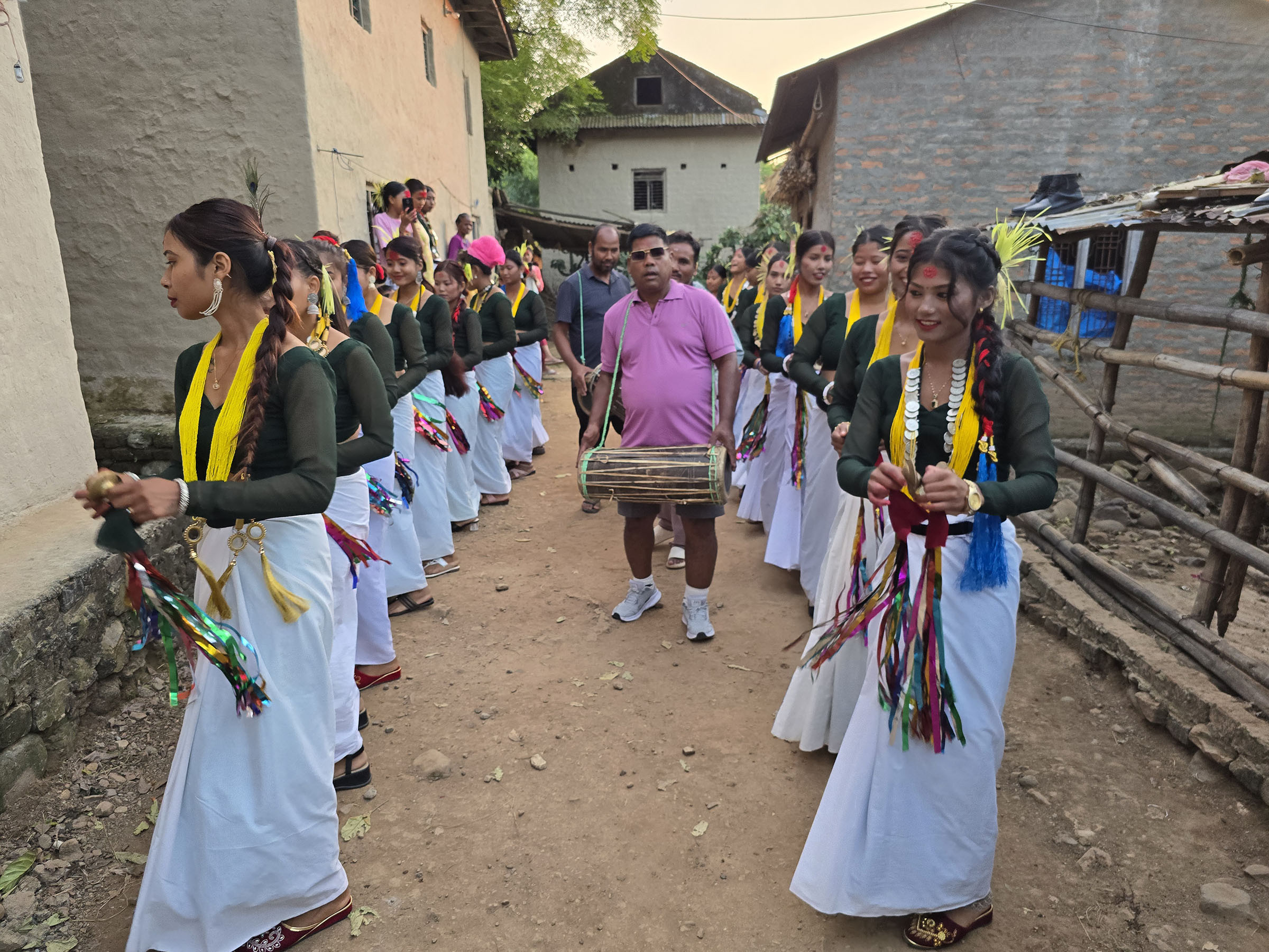 थारू बस्तीमा ‘सखिया नाच’को रौनक
