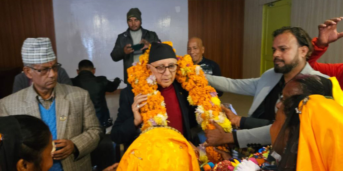 शेखर कोइरालालाई धनगढीमा १५ किलोको माला