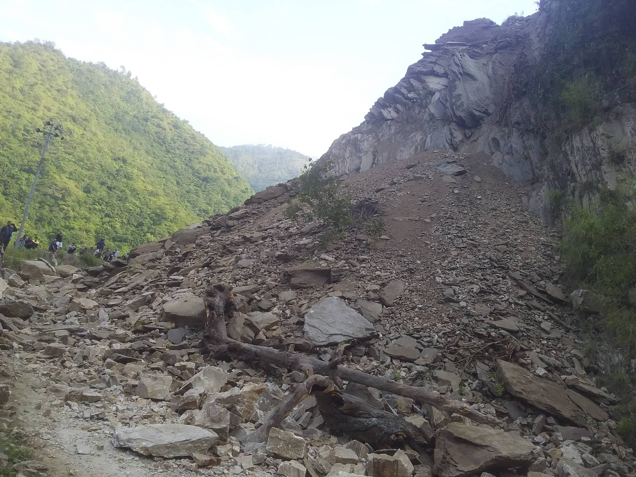 पहिरोले उत्तर–दक्षिण कोशी राजमार्ग अवरुद्ध