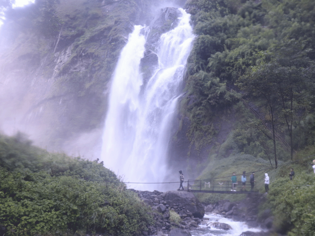 मनाङको मनमोहक ताल झरना, तर पर्यटकका लागि छैन पूर्वाधार