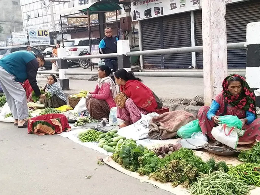 दशैंमा पनि तरकारी बेच्दै बाँकेकी थारू महिला