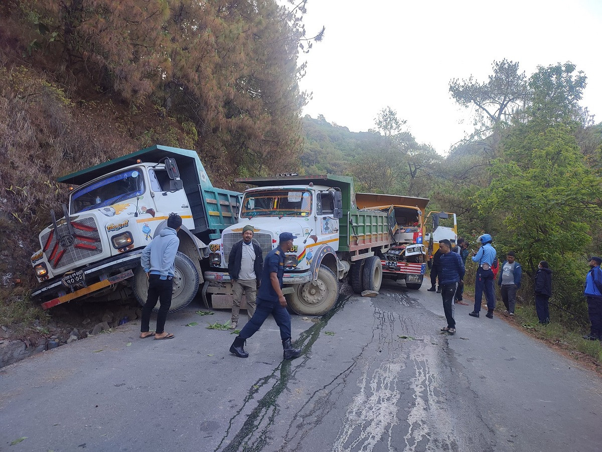 चार वटा टिपर एकैपटक ठोकिए