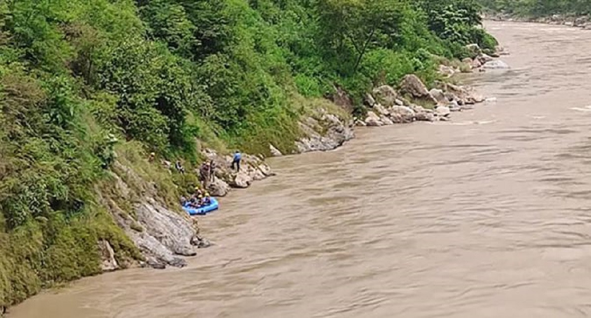 भारतीय नम्बर प्लेटको गाडी त्रिशुली नदीमा खस्यो