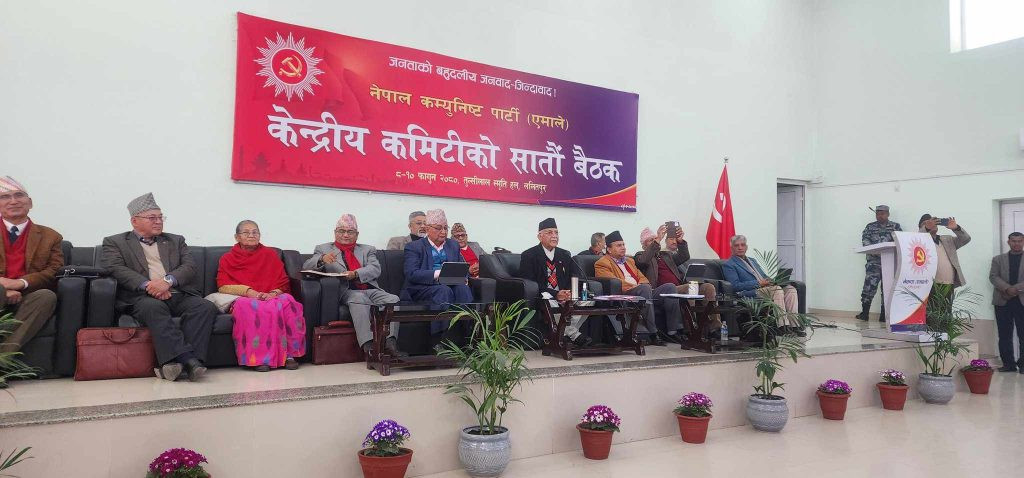 एमाले केन्द्रीय कमिटी बैठक, प्रतिवेदनमाथि समूहगत छलफल जारी