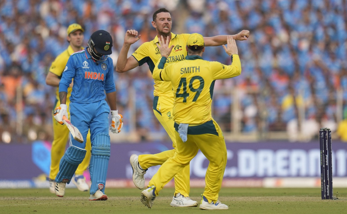 विश्वकप क्रिकेट फाइनल : भारतले दियो अस्ट्रेलियालाई २४१ रनको लक्ष्य