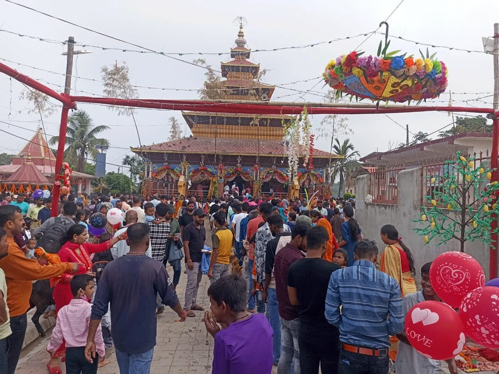 छिन्नमस्ता र कंकालिनीमा दर्शनार्थीको भीड